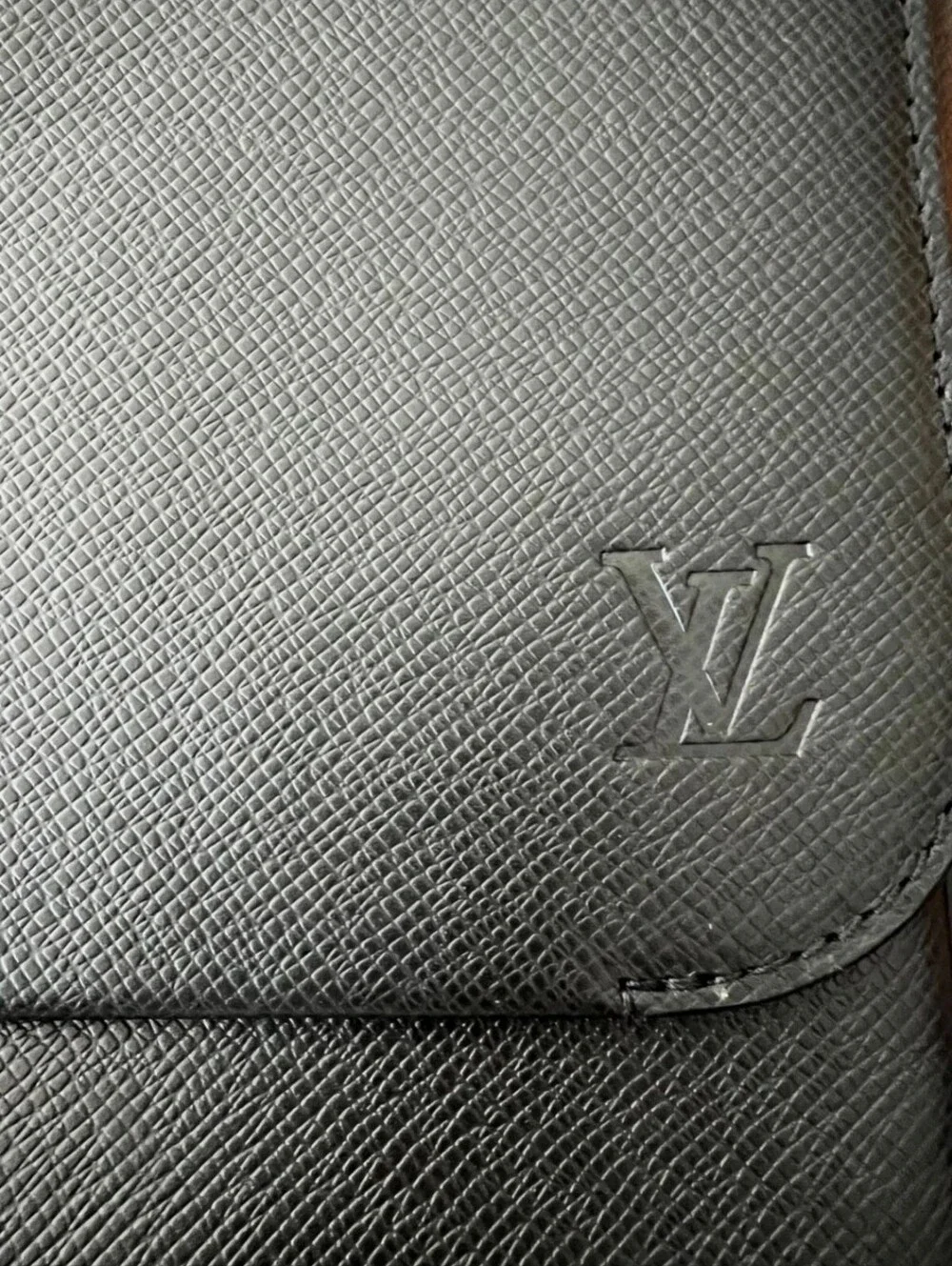 Louis Vuitton Roman MM Taiga Messenger Bag Black Leather W12.59